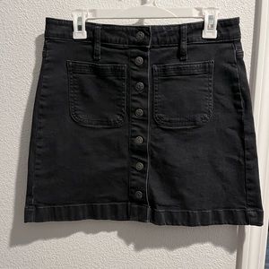 Madewell women’s black denim skirt, front buttons. Size 28